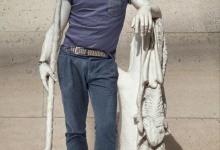 У Луврі одягнули скульптури, до яких заборонено торкатися!