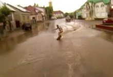 У Тячеві використали зливу, щоб покататися на серфінгу прямо по вулицях міста