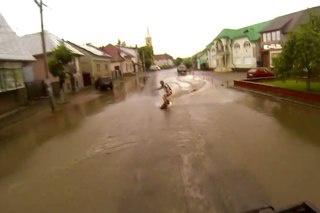 У Тячеві використали зливу, щоб покататися на серфінгу прямо по вулицях міста