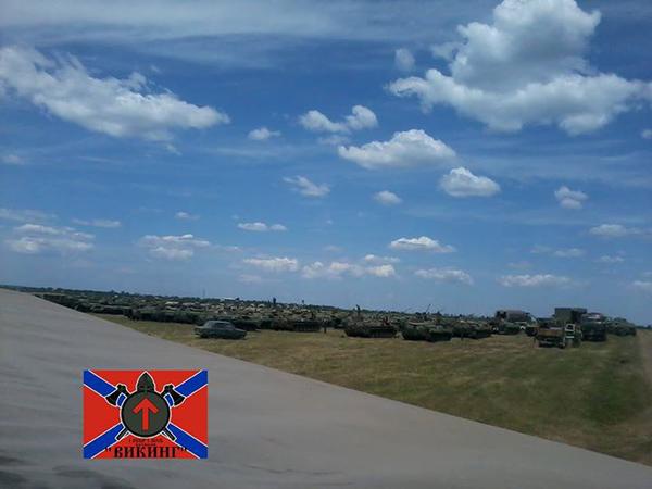 Бойовики підтягнули техніку на передній край — на Луганщині нею заставлені цілі поля