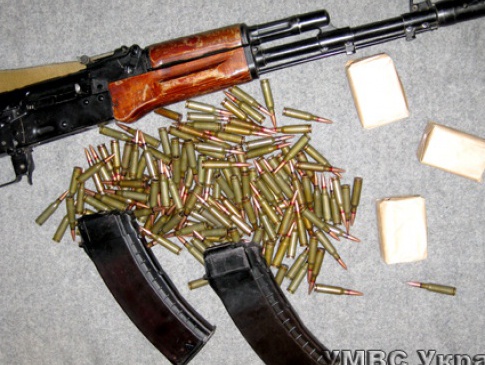 Волинські міліціонери на Донеччині затримали озброєного автоматом чоловіка