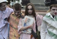 У Києві провели зомбі-акцію проти газети Медведчука