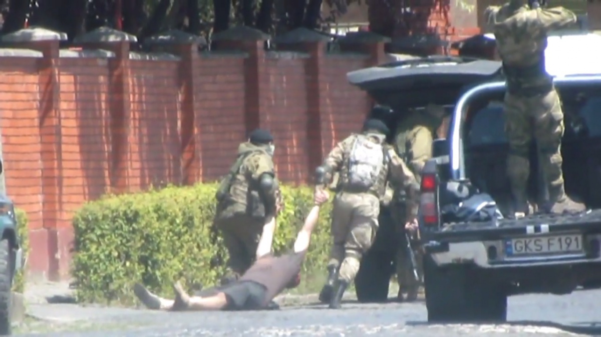 Оприлюднено відео початку стрілянини у Мукачевому: бійці ПС тягають по землі тіло пораненого ними чоловіка і пакують його у багажник