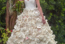 Весільні сукні пошили з... туалетного паперу