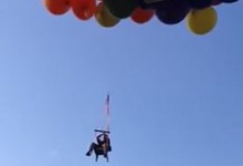 Канадець злетів у небо на повітряних кульках