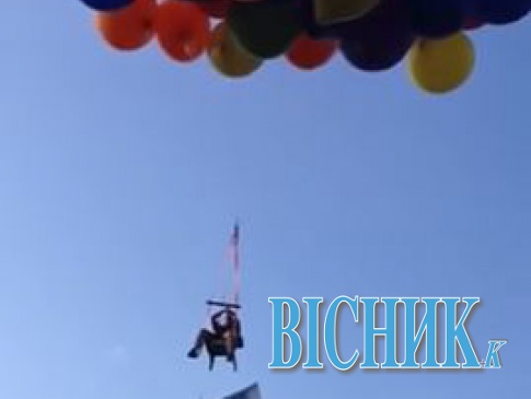 Канадець злетів у небо на повітряних кульках