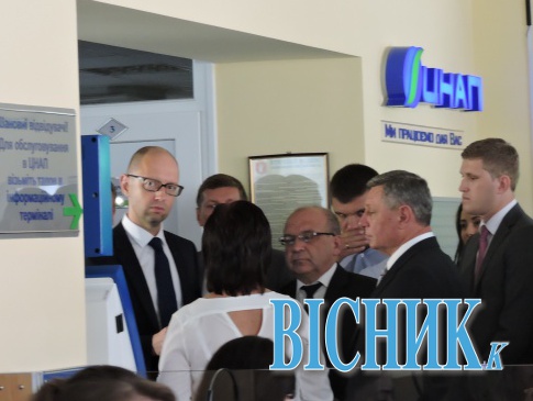 Яценюк відвідав луцький Центр надання адмінпослуг