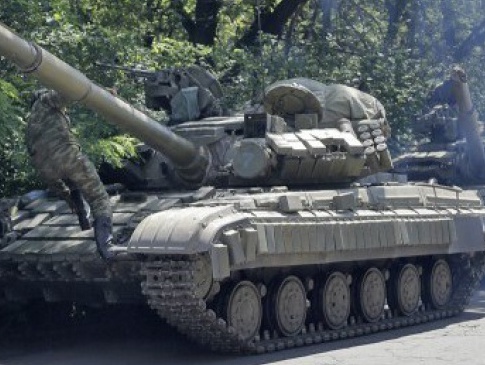 На Донбасі зафіксували розгортання групи супротивника з кількома десятками танків і бронемашин