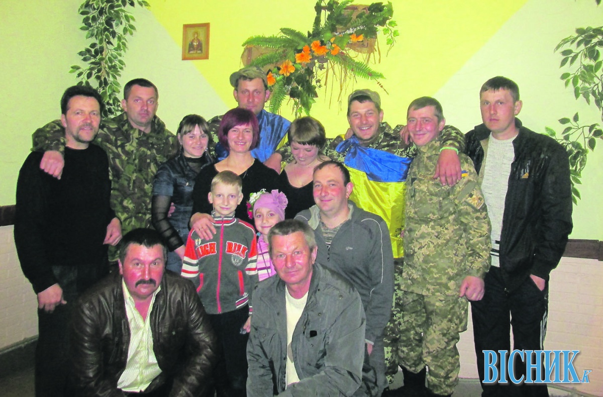Велимченські волонтери і солдати. Федір Павлович – крайній зліва