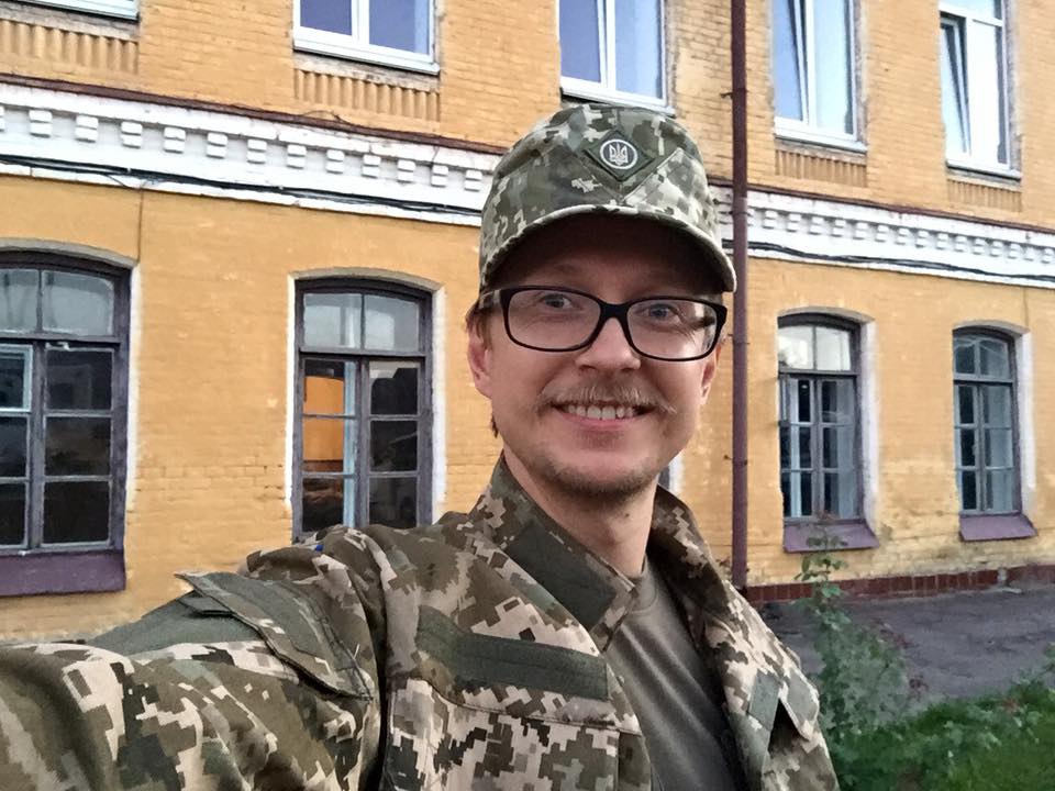 Журналіст Роман Вінтонів (Майкл Щур) проходить вишкіл на Рівненському військовому полігоні