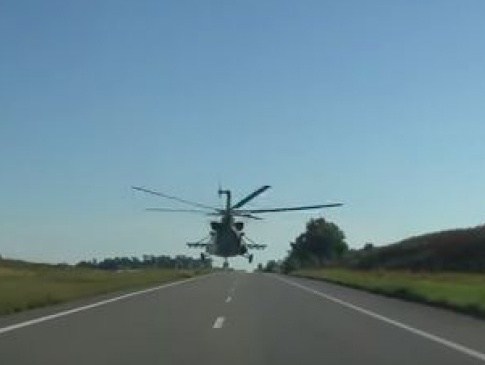 Українські військові льотчики відпрацьовують польоти на максимально маленьких висотах