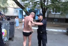 У Києві агресивний чоловік у плавках напав на патрульного поліцейського