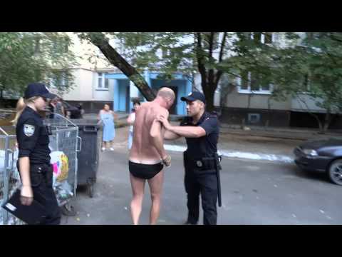 У Києві агресивний чоловік у плавках напав на патрульного поліцейського