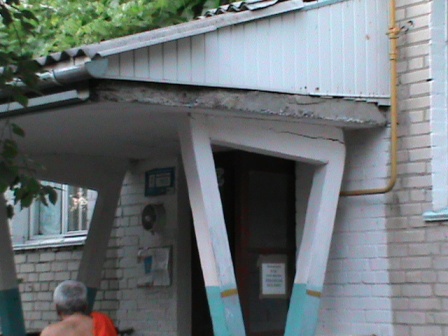 У Володимирі-Волинському від багатоповерхівки відвалилася бетонна плита