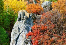 На скелі висікли образ Богородиці з Дитям