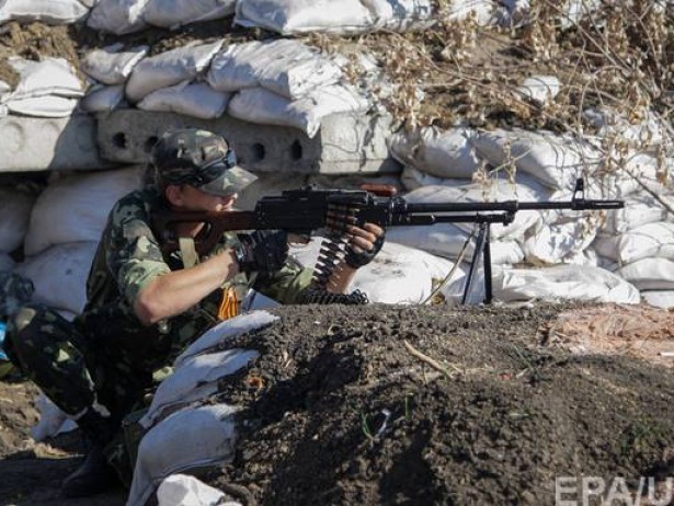 На Донеччині опорний пункт українських військових атакували дві групи бойовиків: одна йшла у лобову атаку, інша проривалася у тил