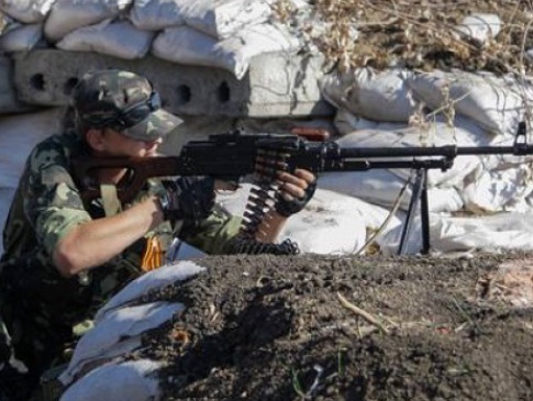На Донеччині опорний пункт українських військових атакували дві групи бойовиків: одна йшла у лобову атаку, інша проривалася у тил