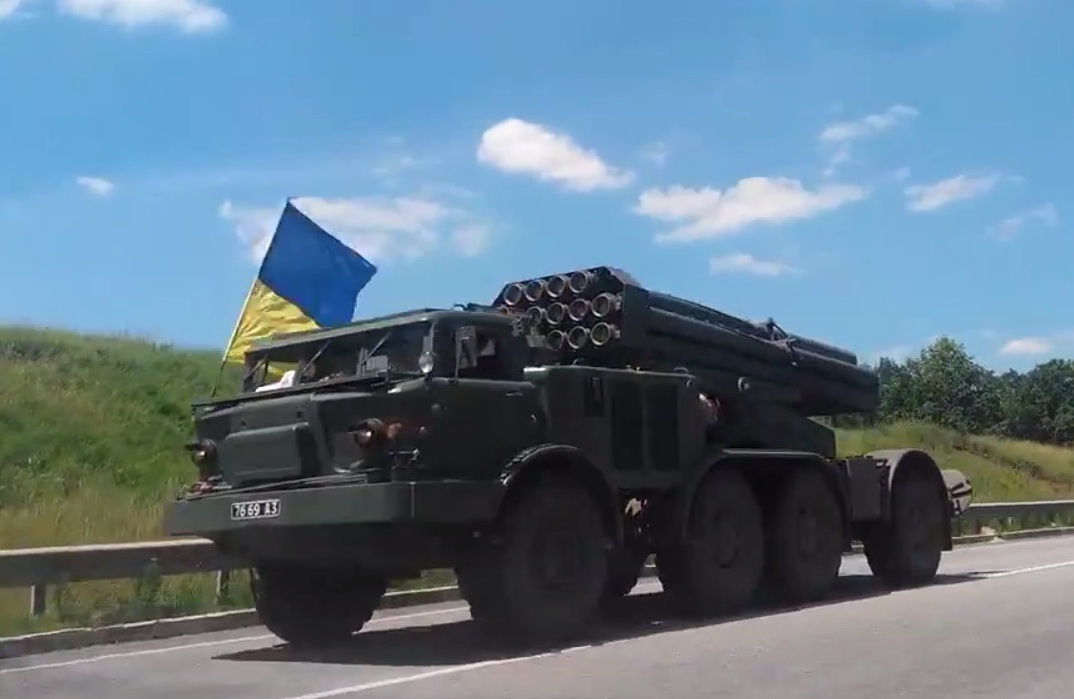 Українські військові сумлінно виконують обіцянку використовувати артилерію у відповідь — знищено автобазу бойовиків