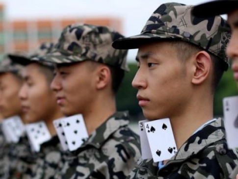 Китайським студентам на уроках військової підготовки зв’язують ноги мотузкою, щоб навчити марширувати