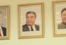 У Росії в хабаровській гімназії повісили поряд портрети Путіна, Кім Ір Сена та Кім Чен Іра