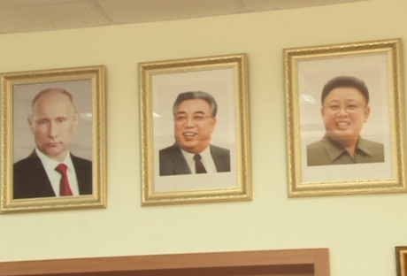 У Росії в хабаровській гімназії повісили поряд портрети Путіна, Кім Ір Сена та Кім Чен Іра