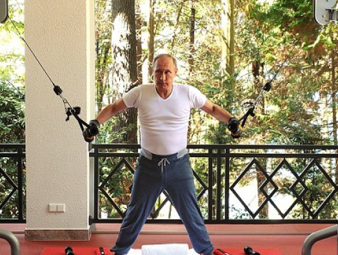 Російські блогери вивідали, скільки тисяч доларів коштує спортивний костюм у Путіна, в якому той позував для фото в «тренажерці»