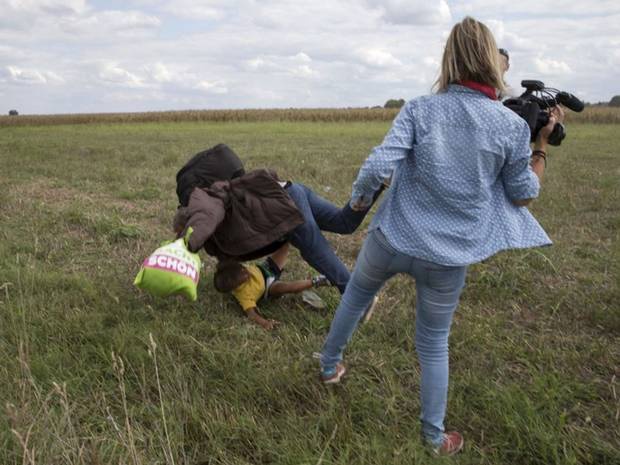 В Угорщині звільнили журналістку за те, що вона ставила підніжки біженцям, які тікали від поліції