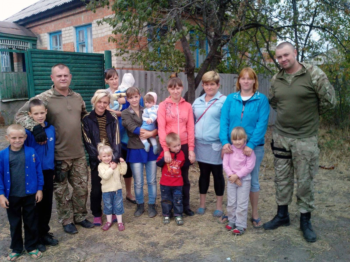 На Луганщині військові допомагають малозабезпеченим сім’ям