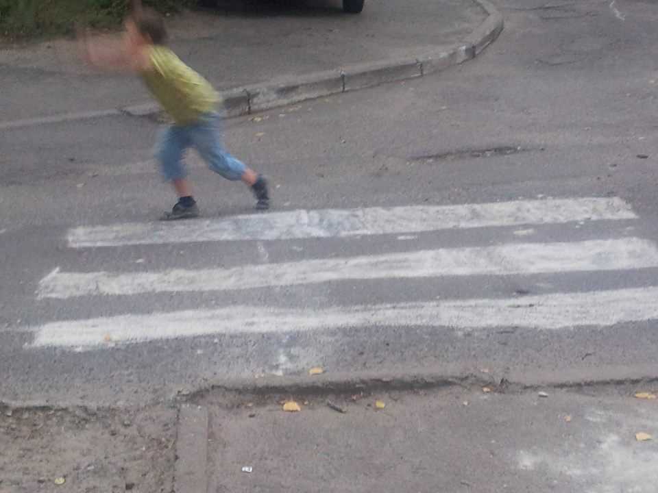 У Луцьку хлопчик крейдою намалював перехід біля школи, щоб машини не забували пропускати учнів