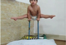 2-річний малюк-гімнаст