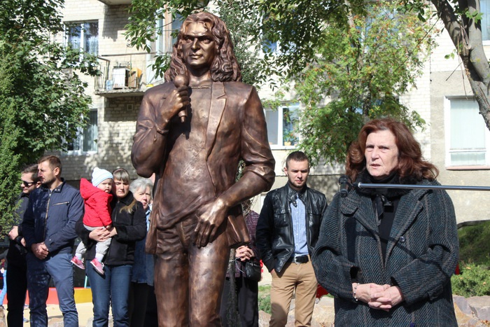 У Луцьку за участю батьків відкрили пам’ятник солісту «Скрябіна» Андрію Кузьменку