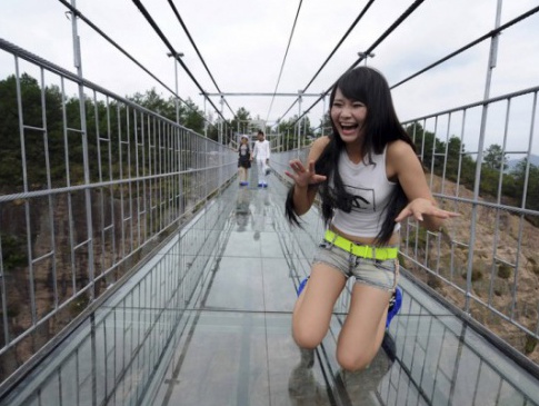 Не для слабких нервів: найдовший скляний міст у світі побудували в Китаї