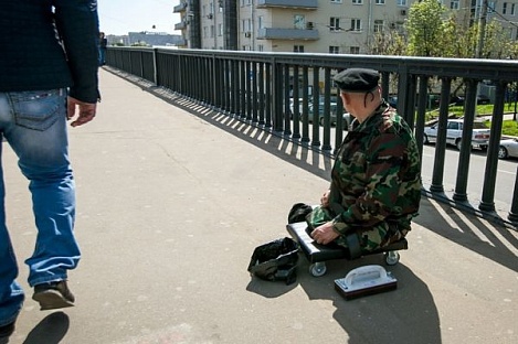 У Росії хочуть ввести штрафи для інвалідів-жебраків у військовій формі