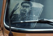 У Росії побили пенсіонера, який зірвав із лобового скла автобуса портрет Сталіна