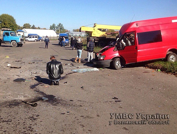 Жахлива ДТП на Волині: автокран протаранив мікроавтобус — є постраждалі і загиблі