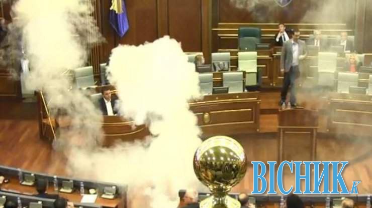 В парламенті Косово кинули гранату