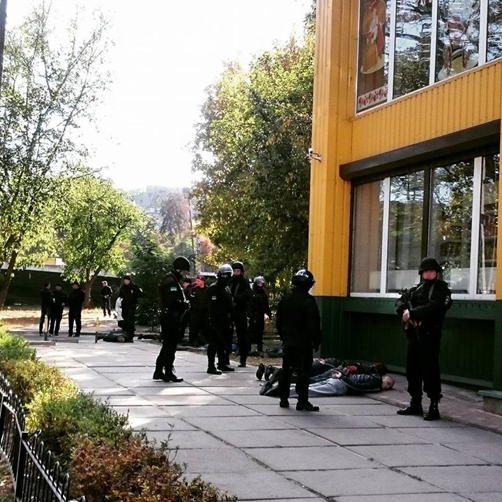 У Києві з боєм затримали два десятки бандитів, які рекетували перевізників