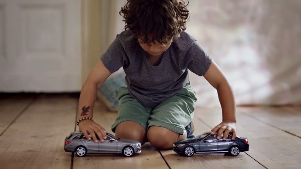 Компанія Mercedes-Benz розіграла хлопчаків, які люблять зіштовхувати іграшкові машинки