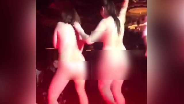 У провінційному російському нічному клубі двоє дівчат роздягнулися догола заради халявного iPhone