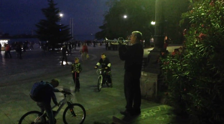 Вуличний музикант у Ялті заграв на трубі Гімн України