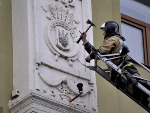 В Донецьку збили тризуби з будівлі водоканалу — останню символіку України в місті
