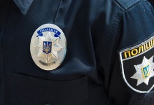 У Києві у маршрутці хворий на гепатит С різав собі горло шматком скла і подряпав поліцейського
