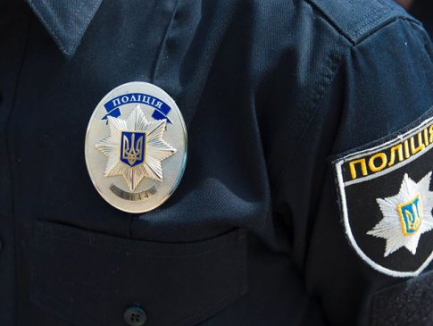 У Києві у маршрутці хворий на гепатит С різав собі горло шматком скла і подряпав поліцейського