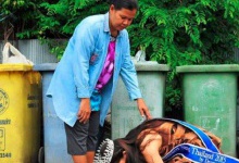 Таїландська королева краси впала на коліна перед матір’ю-сміттяркою