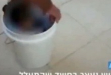 В Ізраїлі батько запхав і носив свою дитину у пластиковому відрі