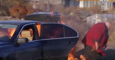 Скандальний музикант спалив свій BMW — російські санкції проти Заходу у дії