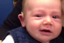 Реакція семимісячного глухого малюка, який вперше почув мамин голос