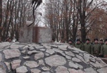 У Донецьку встановили пам’ятник «Беркуту», що «героїчно» стояв на Євромайдані