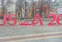 У центрі Калінінграда вітер перетворив напис «Russia» на «USA»