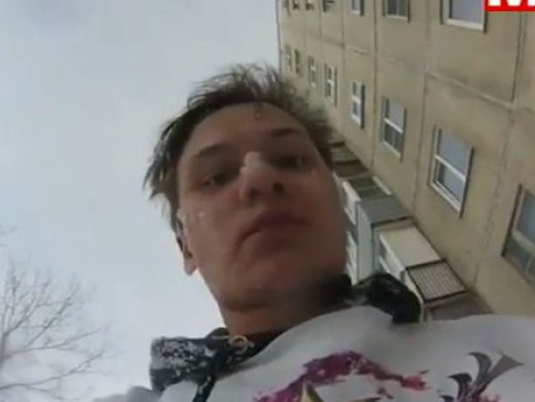У Росії хлопець стрибнув з 5-поверхівки з камерою на голові, щоб відзняти політ